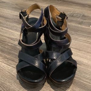 Bed:Stu Juliana sandals